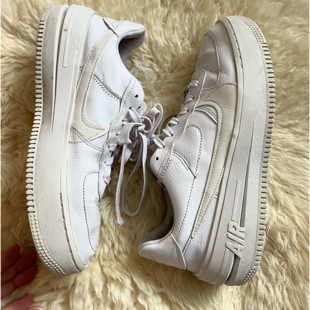 9.5 Nike Air Force 1 Womens White Low Top Lace Up Athletic Sneaker